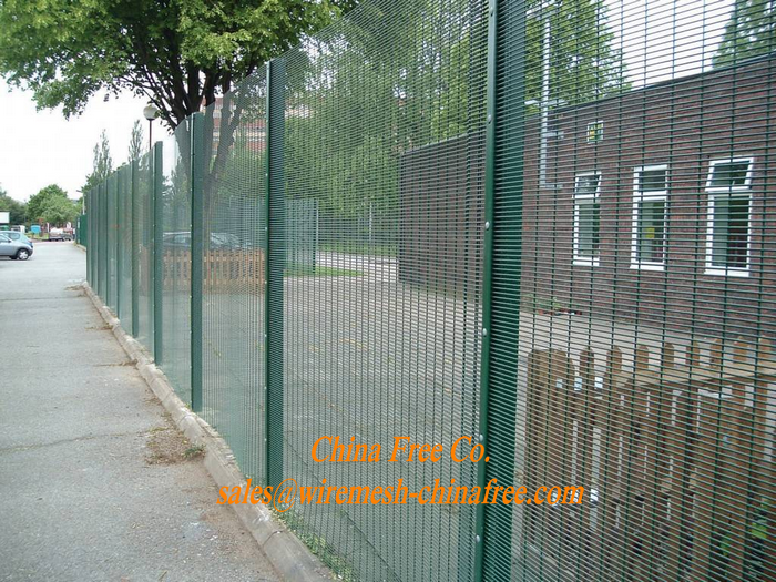 Double horizontal wire welded fence